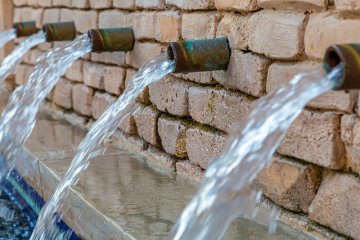 מהו הקשר בין נזילות מים וחשבונות מים גבוהים?